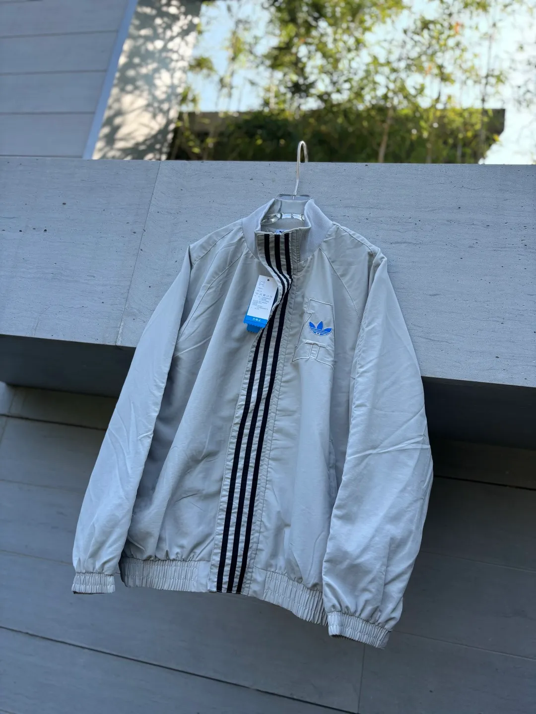 📝𝟭𝟬𝟴𝟲𝟯#Exclusive real shot/difference between various stolen pictures and online picture versions on the market [𝗔𝗱𝗶𝗱𝗮𝘀Adidas Clover Stand Collar Jacket] Same Style Couple Jacket for Men and Women! Windbreaker, loose-fit jacket, youth coat, loose-fit college style, easy to control) ✅Adidas/Adidas clover men's jacket, women's coat, loose-fit jacket, spring and summer three-stripe stand-up collar men's and women's Same Style couple's jacket, sales have been leading! ! Ningbo Shenzhou provides fabrics, one-to-one customization! ✅Adidas Classic three-stripe splicing design is used on both sides of the chest. The main Adidas Classic logo is printed on the chest. The fabric is made of micro-nano anti-UV fabric, which is light, comfortable, Breathable and easy to carry. The interior is lined with mesh cotton and the texture is very good. In fact, it can be worn in all three seasons: spring, summer and autumn! ! And don’t worry about the quality, this batch of goods is obtained through special channels, exclusively for the official website! ! Recommend with confidence, sell with confidence! A product with basically zero after-sales service! ! ❤️ins/ / Hot Sale sun protection clothing, oversize, unisex style, loose Versatile, can be worn by boys and girls, better paired with couple outfits, super Versatile, in the hot summer, paired with such a skin clothing, the upper body is comfortable and cool, while maintaining comfort and fashion sense. ✅Complete three standards! Perfect Quality! Size: 𝗦-𝗫𝗫𝗟 (loose fit) Color: Gray